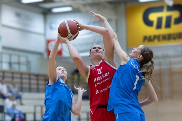 Neire Mihailescu (Sharks, 15), Paula Wenemoser (Lions, 31), Tereza Sykorova (Sharks, 1), halfit Lions vs. KB Sharks Würzburg, Frauen, Basketball, Testspiel, 1. Bundesliga, 2. Bundesliga Süd, DBBL, Saison 2026 27, 11.09.2026. Halle SWH Arena Sachsen-Anhalt Deutschland