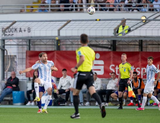 Kampf um den Ball Zweikampf zwischen Dennis Ruisinger (TSV 1847 Schwaben Augsburg, 05) und Michael Eberwein (TSV 1860 Muenchen, 13) GER, TSV 1860 Muenchen vs. TSV Schwaben Augsburg, Fussball, Regionalliga Bayern, 8. Spieltag, Saison 2026 2027, 11.09.2026. (DFL DFB REGULATIONS PROHIBIT ANY USE OF PHOTOGRAPHS as IMAGE SEQUENCES and or QUASI-VIDEO). Foto: HMB Media Heike Feiner Copyright: HMBxMedia HeikexFeiner