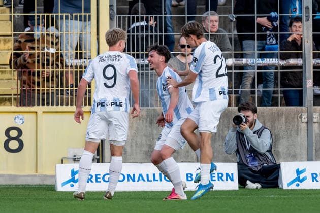 Fabio Wagner (TSV 1860 Muenchen, 09) und Raphael Ott (TSV 1860 Muenchen, 22) bejubeln mit Lance Fiedler (TSV 1860 Muenchen, 47) dessen Tor zum 1:0 GER, TSV 1860 Muenchen vs. TSV Schwaben Augsburg, Fussball, Regionalliga Bayern, 8. Spieltag, Saison 2026 2027, 11.09.2026. (DFL DFB REGULATIONS PROHIBIT ANY USE OF PHOTOGRAPHS as IMAGE SEQUENCES and or QUASI-VIDEO). Foto: HMB Media Heike Feiner Copyright: HMBxMedia HeikexFeiner