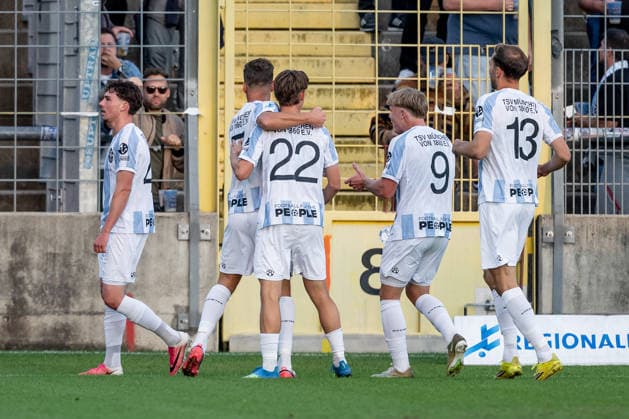 Fabio Wagner (TSV 1860 Muenchen, 09), Florian Niederlechner (TSV 1860 Muenchen, 07), Raphael Ott (TSV 1860 Muenchen, 22) und Michael Eberwein (TSV 1860 Muenchen, 13) bejubeln mit Lance Fiedler (TSV 1860 Muenchen, 47) dessen Tor zum 1:0 GER, TSV 1860 Muenchen vs. TSV Schwaben Augsburg, Fussball, Regionalliga Bayern, 8. Spieltag, Saison 2026 2027, 11.09.2026. (DFL DFB REGULATIONS PROHIBIT ANY USE OF PHOTOGRAPHS as IMAGE SEQUENCES and or QUASI-VIDEO). Foto: HMB Media Heike Feiner Copyright: HMBxMedia HeikexFeiner