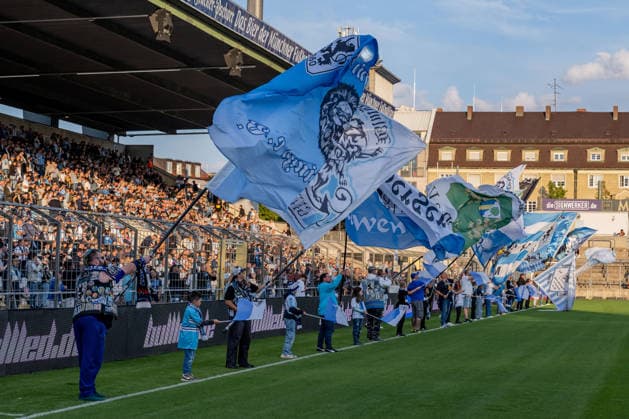 Die Fahnenschwenker vor der Stehhalle vor Beginn der Partie GER, TSV 1860 Muenchen vs. TSV Schwaben Augsburg, Fussball, Regionalliga Bayern, 8. Spieltag, Saison 2026 2027, 11.09.2026. (DFL DFB REGULATIONS PROHIBIT ANY USE OF PHOTOGRAPHS as IMAGE SEQUENCES and or QUASI-VIDEO). Foto: HMB Media Heike Feiner Copyright: HMBxMedia HeikexFeiner