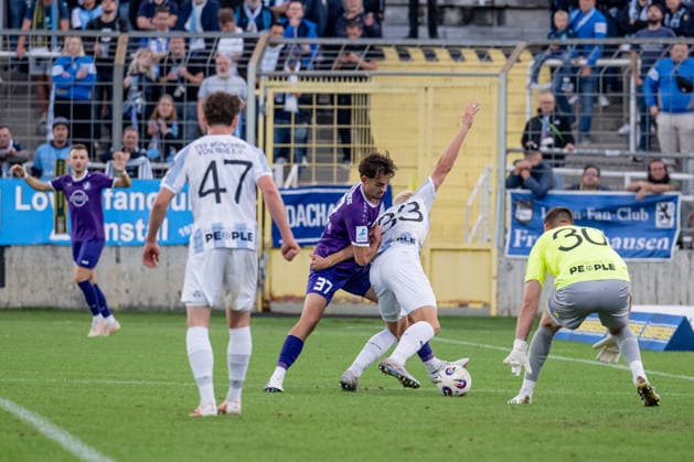 Lasse Fassmann (TSV 1860 Muenchen, 33) verteidigt gegen Johannes Rehwald (TSV 1847 Schwaben Augsburg, 37) vor dem Tor von Vitus Eicher (Torwart, TSV 1860 Muenchen, 30) GER, TSV 1860 Muenchen vs. TSV Schwaben Augsburg, Fussball, Regionalliga Bayern, 8. Spieltag, Saison 2026 2027, 11.09.2026. (DFL DFB REGULATIONS PROHIBIT ANY USE OF PHOTOGRAPHS as IMAGE SEQUENCES and or QUASI-VIDEO). Foto: HMB Media Heike Feiner Copyright: HMBxMedia HeikexFeiner
