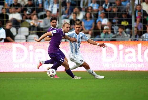 Fussball, Herren, Regionalliga Bayern, Saison 2026 2027, TSV 1860 München - Schwaben Augsburg, Grünwalder Stadion Rasmus Fackler-Stamm (Schwaben Augsburg) (li.) mit Florian Niederlechner (TSV 1860 München) (re.) im Zweikampf um den Ball