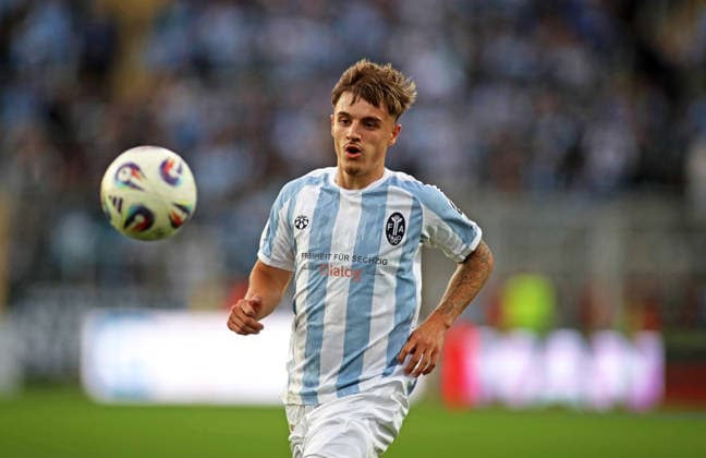 Fussball, Herren, Regionalliga Bayern, Saison 2026 2027, TSV 1860 München - Schwaben Augsburg, Grünwalder Stadion Mark Gevorgyan (TSV 1860 München) mit Blick auf den Ball