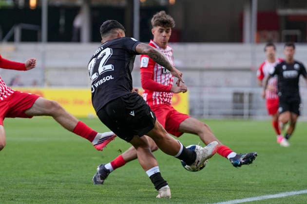 Seyhan Yigit (SV Sandhausen, 22) im Zweikampf mit Mateo Zelic (SC Freiburg II, 11) , Deutschland, Fussball, Regionalliga Südwest, 7.Spieltag, 2026 2027, SC Freiburg II vs. SV Sandhausen, 11.09.2026, Dreisamstadion, Freiburg Freiburg Dreisamstadion Baden-Wuerttemberg Deutschland Copyright: xArnexAmbergx