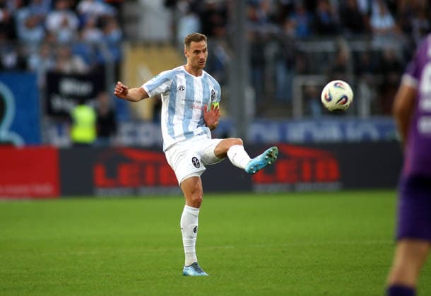 Fussball, Herren, Regionalliga Bayern, Saison 2026 2027, TSV 1860 München - Schwaben Augsburg, Grünwalder Stadion Dennis Dressel (TSV 1860 München) spielt einen Ball