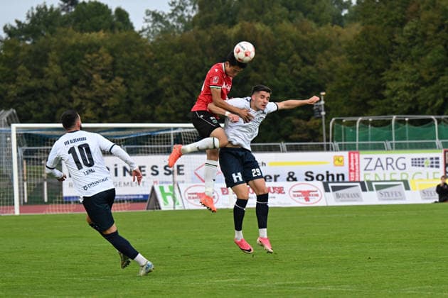 11.09.2026, GER, Fussball, Regionalliga Nord, 8.Spieltag, Saison 2026 2027, Oldenburg, Marschwegstadion, VfB Oldenburg vs Hannover 96 II (U23) Asuma IKARI ( Hannover 96 II U23 15 ) Mats FACKLAM( VfB Oldenburg 29 ) Oldenburg Marschwegstadion Niedersachsen Deutschland Copyright: xnordphotoxGmbHx xRojahnx