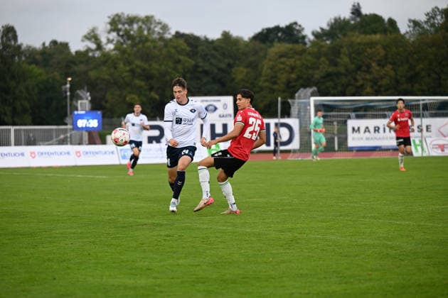 11.09.2026, GER, Fussball, Regionalliga Nord, 8.Spieltag, Saison 2026 2027, Oldenburg, Marschwegstadion, VfB Oldenburg vs Hannover 96 II (U23) Dominik KASPER ( VfB Oldenburg 24 ) Rafael MRTINS MARQUES ( Hannover 96 II U23 25 ) Oldenburg Marschwegstadion Niedersachsen Deutschland Copyright: xnordphotoxGmbHx xRojahnx