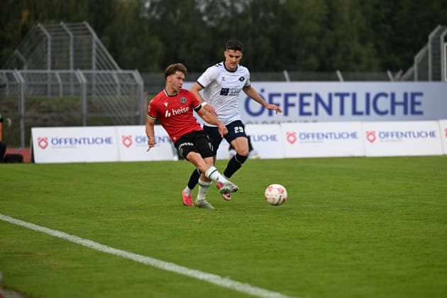 11.09.2026, GER, Fussball, Regionalliga Nord, 8.Spieltag, Saison 2026 2027, Oldenburg, Marschwegstadion, VfB Oldenburg vs Hannover 96 II (U23) Julius MEUSEL ( Hannover 96 II U23 14 ) Mats FACKLAM( VfB Oldenburg 29 ) Oldenburg Marschwegstadion Niedersachsen Deutschland Copyright: xnordphotoxGmbHx xRojahnx