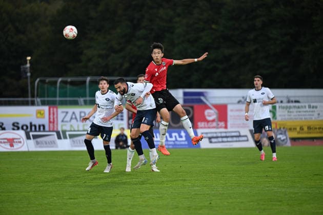 11.09.2026, GER, Fussball, Regionalliga Nord, 8.Spieltag, Saison 2026 2027, Oldenburg, Marschwegstadion, VfB Oldenburg vs Hannover 96 II (U23) Asuma IKARI ( Hannover 96 II U23 15 ) Leon DEMAJ ( VfB Oldenburg 10 ) Oldenburg Marschwegstadion Niedersachsen Deutschland Copyright: xnordphotoxGmbHx xRojahnx