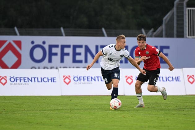 11.09.2026, GER, Fussball, Regionalliga Nord, 8.Spieltag, Saison 2026 2027, Oldenburg, Marschwegstadion, VfB Oldenburg vs Hannover 96 II (U23) Kai PRÖGER PROEGER ( VfB Oldenburg 11 ) Julius MEUSEL ( Hannover 96 II U23 14 ) Oldenburg Marschwegstadion Niedersachsen Deutschland Copyright: xnordphotoxGmbHx xRojahnx