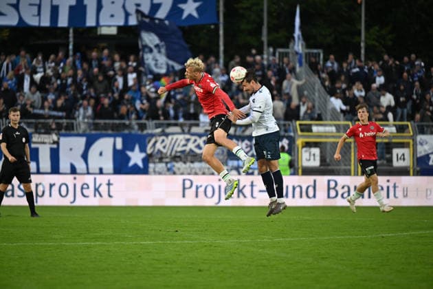 11.09.2026, GER, Fussball, Regionalliga Nord, 8.Spieltag, Saison 2026 2027, Oldenburg, Marschwegstadion, VfB Oldenburg vs Hannover 96 II (U23) Jasper REINHOLD ( Hannover 96 II U23 18 ) Nick OTTO ( VfB Oldenburg 21 ) Oldenburg Marschwegstadion Niedersachsen Deutschland Copyright: xnordphotoxGmbHx xRojahnx
