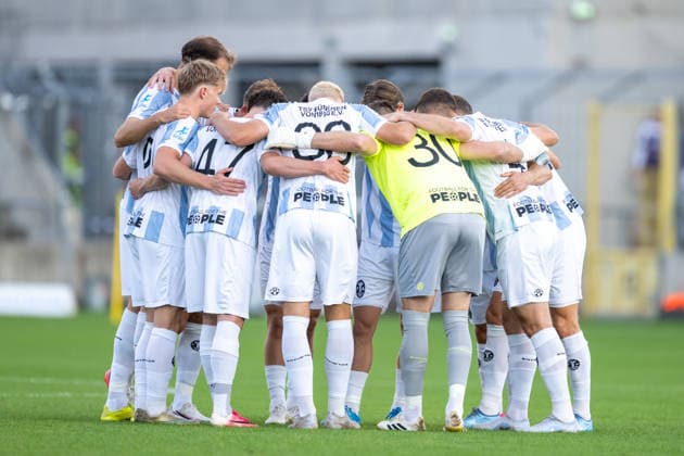 Das Team vom TSV 1860 Muenchen schwoeren sich ein, TSV 1860 Muenchen vs. TSV Schwaben Augsburg, Fussball, Regionalliga Bayern, 8. Spieltag, 11.09.2026 DFB regulations prohibit any use of photographs as image sequences and or quasi-video Muenchen Bayern Deutschland