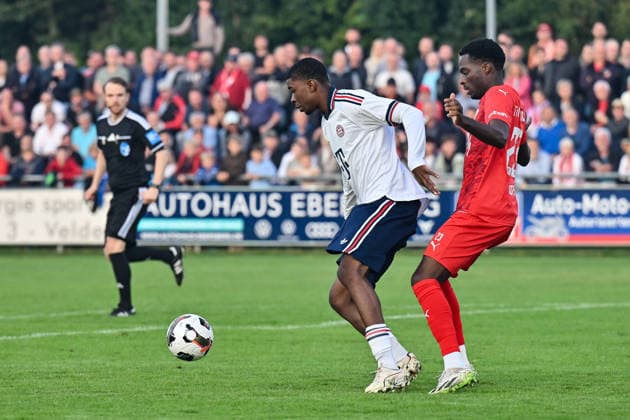 Regionalliga Bayern; TSV Buchbach - FC Bayern München II; 11.09.2026 BUCHBACH, GERMANY; 11. SEPTEMBER: im Duell Allen Junior LAMBE (FC Bayern München II 8) und Daniel MUTEBA (TSV Buchbach 23) während dem Match der Regionalliga Bayern zwischen dem TSV Buchbach und den Amateuren des FC Bayern am 8. Spieltag in der SMR-Arena Copyright: xBEAUTIFULxSPORTS Goldbergx