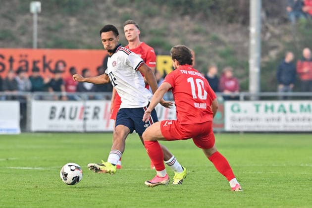 Regionalliga Bayern; TSV Buchbach - FC Bayern München II; 11.09.2026 BUCHBACH, GERMANY; 11. SEPTEMBER: im Duell Vincent MANUBA (FC Bayern München II 2 und Tobias HEILAND (TSV Buchbach 10) während dem Match der Regionalliga Bayern zwischen dem TSV Buchbach und den Amateuren des FC Bayern am 8. Spieltag in der SMR-Arena Copyright: xBEAUTIFULxSPORTS Goldbergx