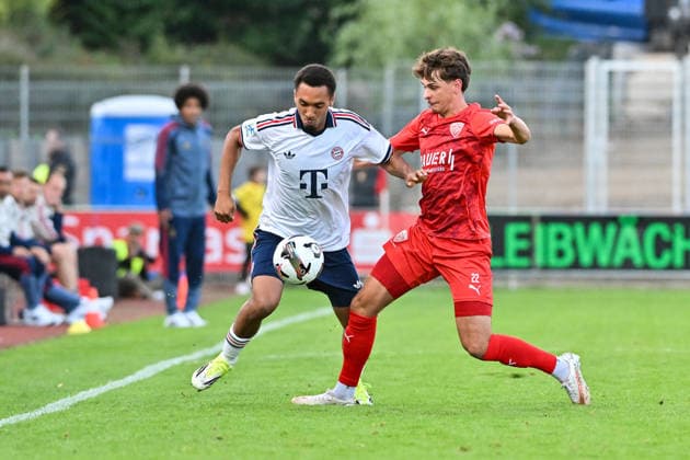 Regionalliga Bayern; TSV Buchbach - FC Bayern München II; 11.09.2026 BUCHBACH, GERMANY; 11. SEPTEMBER: im Duell Vincent MANUBA (FC Bayern München II 2 und Tizian ZIMMERMANN (TSV Buchbach 22) während dem Match der Regionalliga Bayern zwischen dem TSV Buchbach und den Amateuren des FC Bayern am 8. Spieltag in der SMR-Arena Copyright: xBEAUTIFULxSPORTS Goldbergx