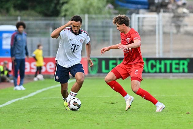 Regionalliga Bayern; TSV Buchbach - FC Bayern München II; 11.09.2026 BUCHBACH, GERMANY; 11. SEPTEMBER: im Duell Vincent MANUBA (FC Bayern München II 2 und Tizian ZIMMERMANN (TSV Buchbach 22) während dem Match der Regionalliga Bayern zwischen dem TSV Buchbach und den Amateuren des FC Bayern am 8. Spieltag in der SMR-Arena Copyright: xBEAUTIFULxSPORTS Goldbergx