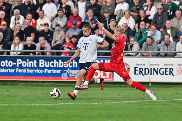 Regionalliga Bayern; TSV Buchbach - FC Bayern München II; 11.09.2026 BUCHBACH, GERMANY; 11. SEPTEMBER: im Duell Yll GASHI (FC Bayern München II 9) und Jonas WIESELBERGER (TSV Buchbach 37) während dem Match der Regionalliga Bayern zwischen dem TSV Buchbach und den Amateuren des FC Bayern am 8. Spieltag in der SMR-Arena Copyright: xBEAUTIFULxSPORTS Goldbergx