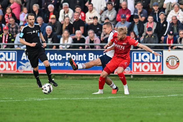 Regionalliga Bayern; TSV Buchbach - FC Bayern München II; 11.09.2026 BUCHBACH, GERMANY; 11. SEPTEMBER: im Duell Yll GASHI (FC Bayern München II 9) und Jonas WIESELBERGER (TSV Buchbach 37) während dem Match der Regionalliga Bayern zwischen dem TSV Buchbach und den Amateuren des FC Bayern am 8. Spieltag in der SMR-Arena Copyright: xBEAUTIFULxSPORTS Goldbergx