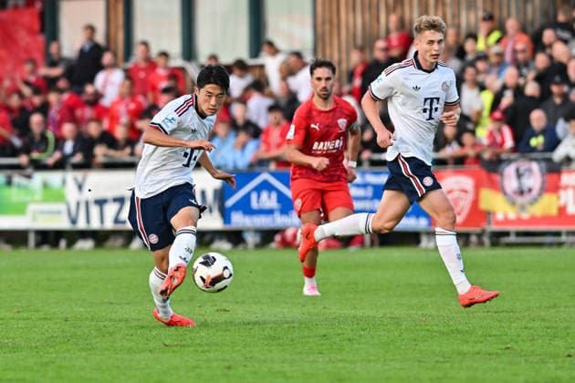 Regionalliga Bayern; TSV Buchbach - FC Bayern München II; 11.09.2026 BUCHBACH, GERMANY; 11. SEPTEMBER: am Ball Doyeon KIM (FC Bayern München II 3) während dem Match der Regionalliga Bayern zwischen dem TSV Buchbach und den Amateuren des FC Bayern am 8. Spieltag in der SMR-Arena Copyright: xBEAUTIFULxSPORTS Goldbergx