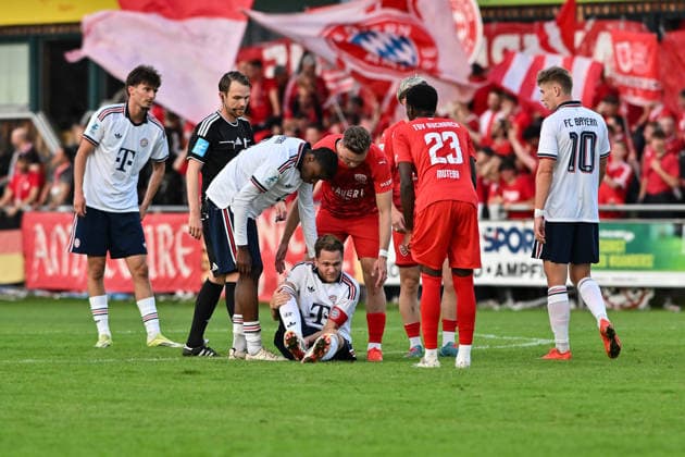 Regionalliga Bayern; TSV Buchbach - FC Bayern München II; 11.09.2026 BUCHBACH, GERMANY; 11. SEPTEMBER: v. l. Allen Junior LAMBE (FC Bayern München II 8), Benno SCHMITZ (FC Bayern München II 6), Tobias STOSSBERGER (TSV Buchbach 11) und Daniel MUTEBA (TSV Buchbach 23) während dem Match der Regionalliga Bayern zwischen dem TSV Buchbach und den Amateuren des FC Bayern am 8. Spieltag in der SMR-Arena Copyright: xBEAUTIFULxSPORTS Goldbergx