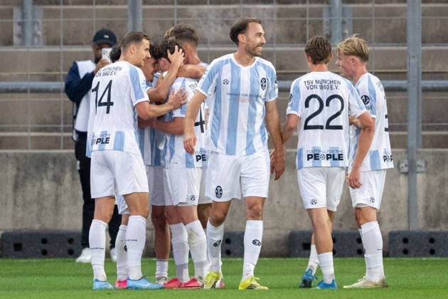 Torjubel zum 2:0, Team vom TSV 1860 Muenchen, TSV 1860 Muenchen vs. TSV Schwaben Augsburg, Fussball, Regionalliga Bayern, 8. Spieltag, 11.09.2026 DFB regulations prohibit any use of photographs as image sequences and or quasi-video Muenchen Bayern Deutschland