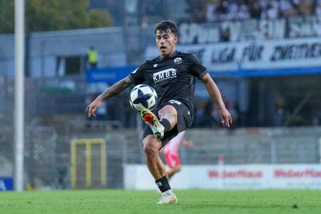 Tasos Leonidis (SV Sandhausen, 29) am Ball , Deutschland, Fussball, Regionalliga Südwest, 7.Spieltag, 2026 2027, SC Freiburg II vs. SV Sandhausen, 11.09.2026, Dreisamstadion, Freiburg Freiburg Dreisamstadion Baden-Wuerttemberg Deutschland Copyright: xArnexAmbergx