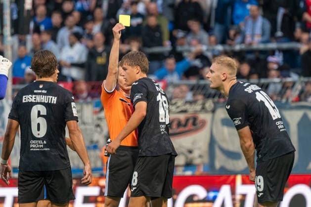 Tim Kloss (Viktoria Koeln, 18) erhaelt durch Sebastian Hilsberg (Schiedsrichter) die Gelbe Karte. FC Viktoria Koeln vs. FC Hansa Rostock , Fussball, 3. Liga, 05. Spieltag, Saison 2026 2027, 11.09.2026 DFL DFB Regulations prohibit any use of Photographs as image sequences and or Quasivideo FC Viktoria Koeln vs. FC Hansa Rostock, Fussball, 3. Liga, 05. Spieltag, Saison 2026 2027, 11.09.2026 Koeln Copyright: xEibner-Pressefoto ThomasxHaeslerx EP_THR