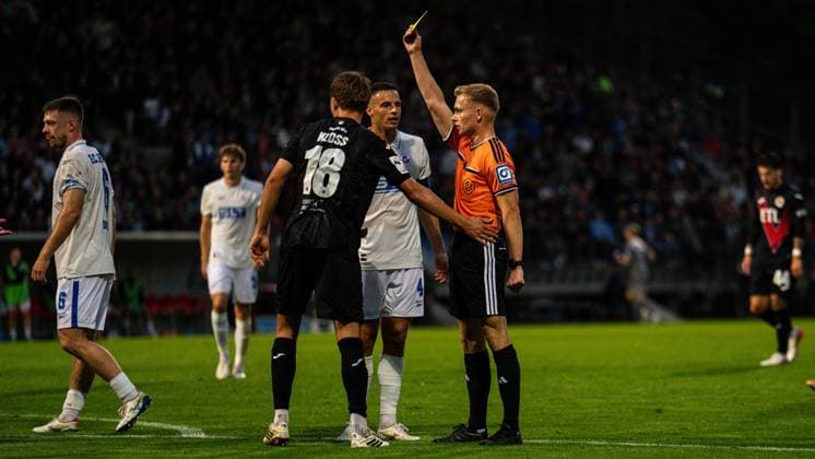 11.09.2026: 3. Liga, Viktoria Köln - Hansa Rostock im Sportpark Höhenberg. Gelbe Karte Tim Kloss (Viktoria Köln) WICHTIGER HINWEIS: Gemäß den Vorgaben des DFB und der DFL ist es untersagt, in dem Stadion und oder vom Spiel angefertigte Fotoaufnahmen in Form von Sequenzbildern und oder videoähnlichen Fotostrecken zu verwerten bzw. verwerten zu lassen. Copyright: xJordyxFourgonx