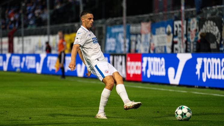 11.09.2026: 3. Liga, Viktoria Köln - Hansa Rostock im Sportpark Höhenberg. Kenan Fatkic (Hansa Rostock) Ball am Fuss WICHTIGER HINWEIS: Gemäß den Vorgaben des DFB und der DFL ist es untersagt, in dem Stadion und oder vom Spiel angefertigte Fotoaufnahmen in Form von Sequenzbildern und oder videoähnlichen Fotostrecken zu verwerten bzw. verwerten zu lassen. Copyright: xJordyxFourgonx
