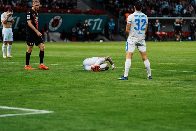 Deutschland, Fußball, 3. Liga Männer 2026 - 2027, 5. Spieltag: FC Viktoria Köln vs FC Hansa Rostock (Köln): Dribbling, Ballbesitz, am Ball, Spielaufbau, Übersicht, Leon Dajaku (Hansa Rostock, 43), Verletzung, gelbe Karte, Verwarnung von Schiedsrichter Sebastian Hilsberg (Mainz) Copyright: xThiemoxRudolphx