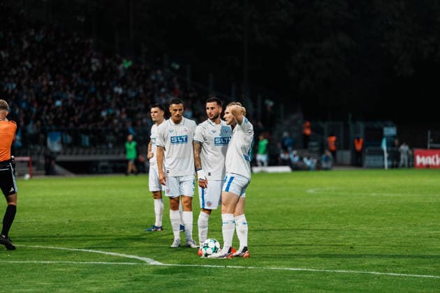 Deutschland, Fußball, 3. Liga Männer 2026 - 2027, 5. Spieltag: FC Viktoria Köln vs FC Hansa Rostock (Köln): nach Foul an Leon Dajaku (Hansa Rostock, 43) von Tim Kloss (FC Viktoria Köln, 18), Freistoß, Andreas Voglsammer (Hansa Rostock, 9) Copyright: xThiemoxRudolphx