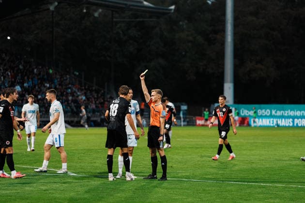 Deutschland, Fußball, 3. Liga Männer 2026 - 2027, 5. Spieltag: FC Viktoria Köln vs FC Hansa Rostock (Köln): Dribbling, Ballbesitz, am Ball, Spielaufbau, Übersicht, Leon Dajaku (Hansa Rostock, 43), Verletzung, gelbe Karte, Verwarnung von Schiedsrichter Sebastian Hilsberg (Mainz) Copyright: xThiemoxRudolphx