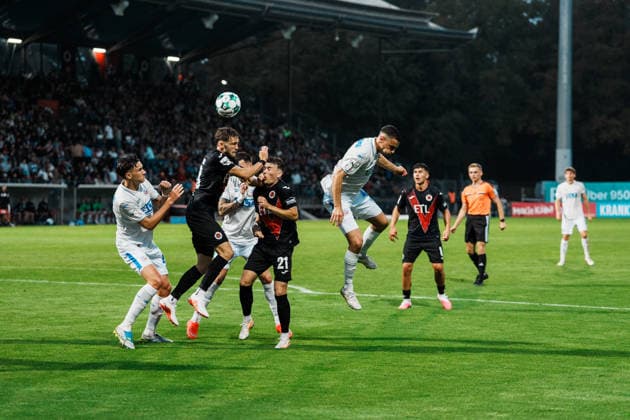 Deutschland, Fußball, 3. Liga Männer 2026 - 2027, 5. Spieltag: FC Viktoria Köln vs FC Hansa Rostock (Köln): Kopfballduell im Strafraum, Lucas Mika Wolf (FC Viktoria Köln, 21), Kenan Fatkic (Hansa Rostock, 4) Copyright: xThiemoxRudolphx