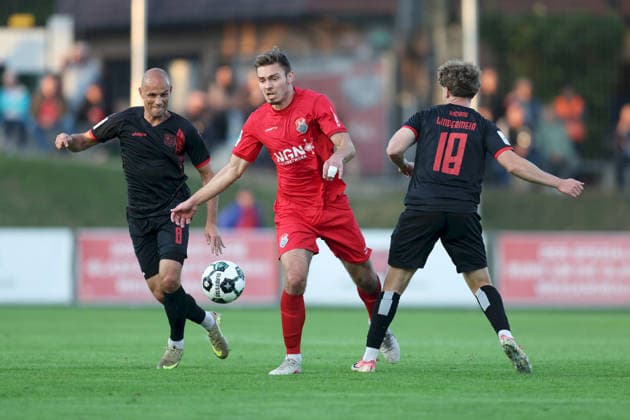 11.09.2026, Herren, Fussball, Saison 2026 2027, Regionalliga Bayern, 8. Spieltag: TSV Aubstadt - SpVgg Unterhaching Max Grimm ( 9, TSV Aubstadt) im Duell mit Manuel Stiefler ( 8, SpVgg Unterhaching) und Dominik Lindermeir ( 18, SpVgg Unterhaching) Sulzfeld Schulstadion Aubstadt (NGN Arena) Bayern Deutschland