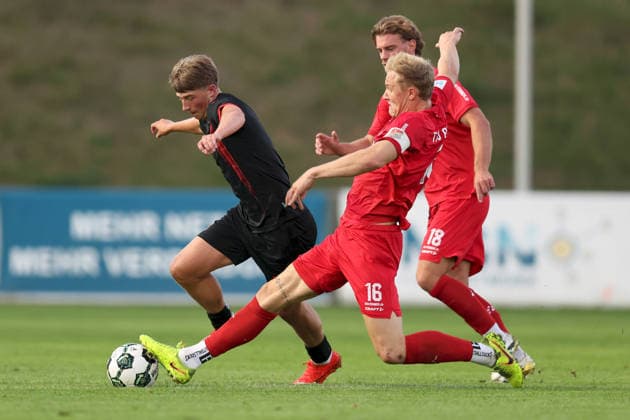 11.09.2026, Herren, Fussball, Saison 2026 2027, Regionalliga Bayern, 8. Spieltag: TSV Aubstadt - SpVgg Unterhaching Marinus Spann ( 46, SpVgg Unterhaching) im Duell mit Steffen Behr ( 16, TSV Aubstadt) Sulzfeld Schulstadion Aubstadt (NGN Arena) Bayern Deutschland