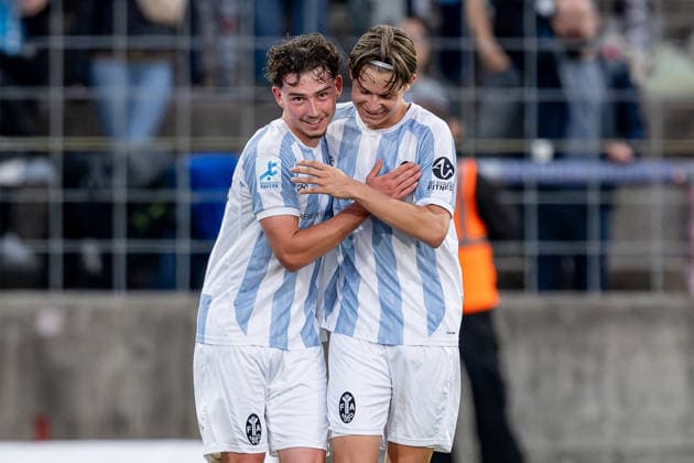 Raphael Ott (TSV 1860 Muenchen, 22) herzt Lance Fiedler (TSV 1860 Muenchen, 47) nach dessem zweiten Tor zum 2:0 GER, TSV 1860 Muenchen vs. TSV Schwaben Augsburg, Fussball, Regionalliga Bayern, 8. Spieltag, Saison 2026 2027, 11.09.2026. (DFL DFB REGULATIONS PROHIBIT ANY USE OF PHOTOGRAPHS as IMAGE SEQUENCES and or QUASI-VIDEO). Foto: HMB Media Heike Feiner Copyright: HMBxMedia HeikexFeiner