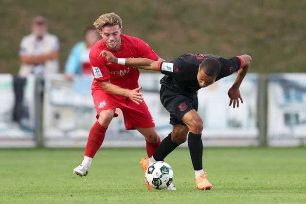 11.09.2026, Herren, Fussball, Saison 2026 2027, Regionalliga Bayern, 8. Spieltag: TSV Aubstadt - SpVgg Unterhaching Marvin Weiß ( 18, TSV Aubstadt) und Alexander Beusch ( 11, SpVgg Unterhaching) Sulzfeld Schulstadion Aubstadt (NGN Arena) Bayern Deutschland