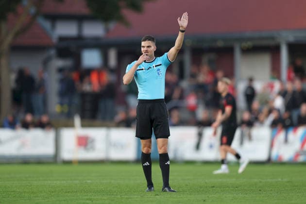 11.09.2026, Herren, Fussball, Saison 2026 2027, Regionalliga Bayern, 8. Spieltag: TSV Aubstadt - SpVgg Unterhaching Schiedsricher Lukas Schwendner (DJK Ensdorf) gestikuliert, Arme, Hände, gibt Anweisungen Sulzfeld Schulstadion Aubstadt (NGN Arena) Bayern Deutschland