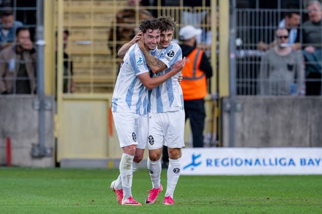 Mark Gevorgyan (TSV 1860 Muenchen, 24) herzt Lance Fiedler (TSV 1860 Muenchen, 47) nach dessem zweiten Tor zum 2:0 GER, TSV 1860 Muenchen vs. TSV Schwaben Augsburg, Fussball, Regionalliga Bayern, 8. Spieltag, Saison 2026 2027, 11.09.2026. (DFL DFB REGULATIONS PROHIBIT ANY USE OF PHOTOGRAPHS as IMAGE SEQUENCES and or QUASI-VIDEO). Foto: HMB Media Heike Feiner Copyright: HMBxMedia HeikexFeiner