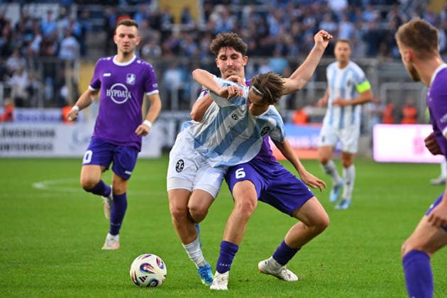 Raphael OTT (TSV 1860 Muenchen), Aktion,Zweikampf gegen Jakob KRAUSS (A). Fussball Regionalliga Bayern Saison 2026 2027,8.Spieltag TSV 1860 Muenchen - Schwaben Augsburg am 11.09.2026 in Muenchen GRUENWALDER STADION.