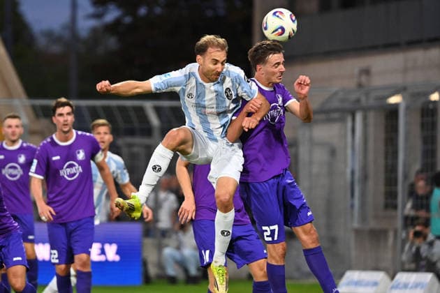 Michael EBERWEIN (1860 Muenchen), Aktion,Zweikampf gegen Johannes REHWALD (A). Fussball Regionalliga Bayern Saison 2026 2027,8.Spieltag TSV 1860 Muenchen - Schwaben Augsburg am 11.09.2026 in Muenchen GRUENWALDER STADION.