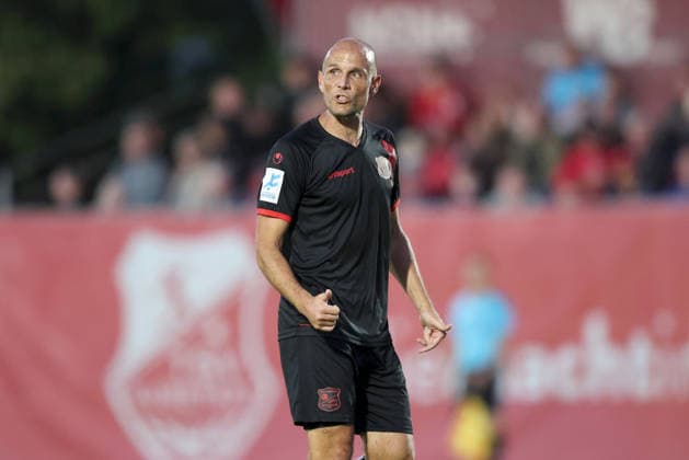 11.09.2026, Herren, Fussball, Saison 2026 2027, Regionalliga Bayern, 8. Spieltag: TSV Aubstadt - SpVgg Unterhaching Manuel Stiefler ( 8, SpVgg Unterhaching) gestikuliert, Arme, Hände, gibt Anweisungen Sulzfeld Schulstadion Aubstadt (NGN Arena) Bayern Deutschland
