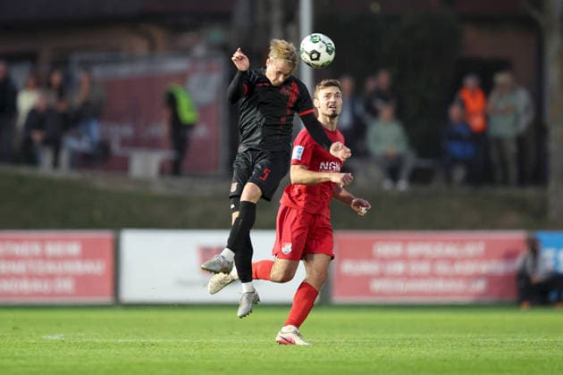 11.09.2026, Herren, Fussball, Saison 2026 2027, Regionalliga Bayern, 8. Spieltag: TSV Aubstadt - SpVgg Unterhaching Ben Luca Westermeier ( 5, SpVgg Unterhaching) und Max Grimm ( 9, TSV Aubstadt) Sulzfeld Schulstadion Aubstadt (NGN Arena) Bayern Deutschland