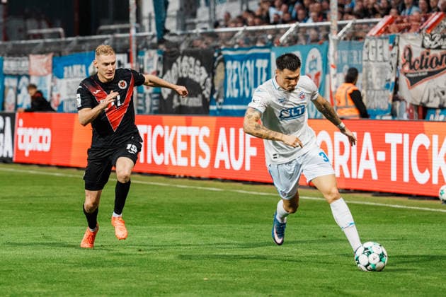Deutschland, Fußball, 3. Liga Männer 2026 - 2027, 5. Spieltag: FC Viktoria Köln vs FC Hansa Rostock (Köln): Hereingabe, Angriff, Niklas Kölle Niklas Kolle (Hansa Rostock, 32) vor Meiko Sponsel (FC Viktoria Köln, 19) Copyright: xThiemoxRudolphx