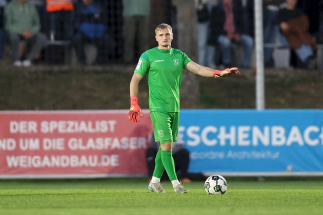 11.09.2026, Herren, Fussball, Saison 2026 2027, Regionalliga Bayern, 8. Spieltag: TSV Aubstadt - SpVgg Unterhaching Erion Avdija ( 1, SpVgg Unterhaching) gestikuliert, Arme, Hände Sulzfeld Schulstadion Aubstadt (NGN Arena) Bayern Deutschland