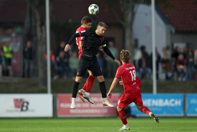 11.09.2026, Herren, Fussball, Saison 2026 2027, Regionalliga Bayern, 8. Spieltag: TSV Aubstadt - SpVgg Unterhaching Max Grimm ( 9, TSV Aubstadt) und Alexander Winkler ( 4, SpVgg Unterhaching) Sulzfeld Schulstadion Aubstadt (NGN Arena) Bayern Deutschland