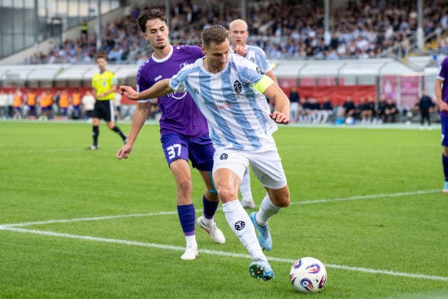Johannes Rehwald 37 (TSV Schwaben Augsburg), Dennis Dressel 14 (TSV 1860 Muenchen), TSV 1860 Muenchen vs. TSV Schwaben Augsburg, Fussball, Regionalliga Bayern, 8. Spieltag, 11.09.2026 DFB regulations prohibit any use of photographs as image sequences and or quasi-video Muenchen Bayern Deutschland