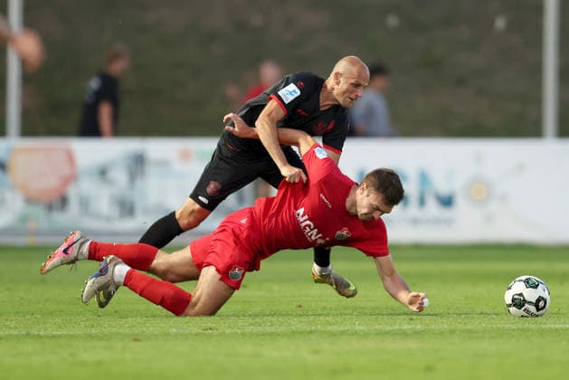 11.09.2026, Herren, Fussball, Saison 2026 2027, Regionalliga Bayern, 8. Spieltag: TSV Aubstadt - SpVgg Unterhaching Alexander Winkler ( 4, SpVgg Unterhaching) und Max Grimm ( 9, TSV Aubstadt) Sulzfeld Schulstadion Aubstadt (NGN Arena) Bayern Deutschland