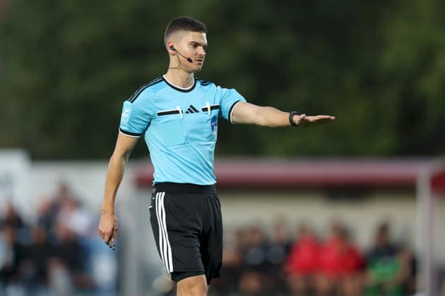 11.09.2026, Herren, Fussball, Saison 2026 2027, Regionalliga Bayern, 8. Spieltag: TSV Aubstadt - SpVgg Unterhaching Schiedsricher Lukas Schwendner (DJK Ensdorf) gestikuliert, Arme, Hände, gibt Anweisungen Sulzfeld Schulstadion Aubstadt (NGN Arena) Bayern Deutschland